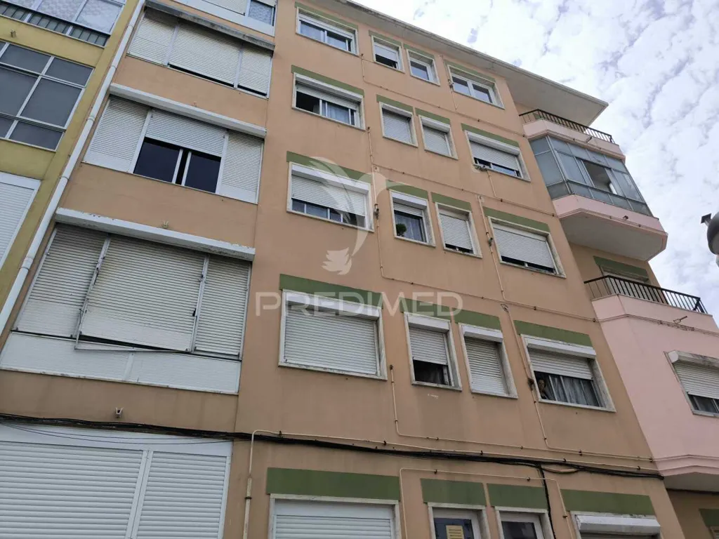 Exterior - Converted T2 Apartment with Varandas in Sacavém Centre