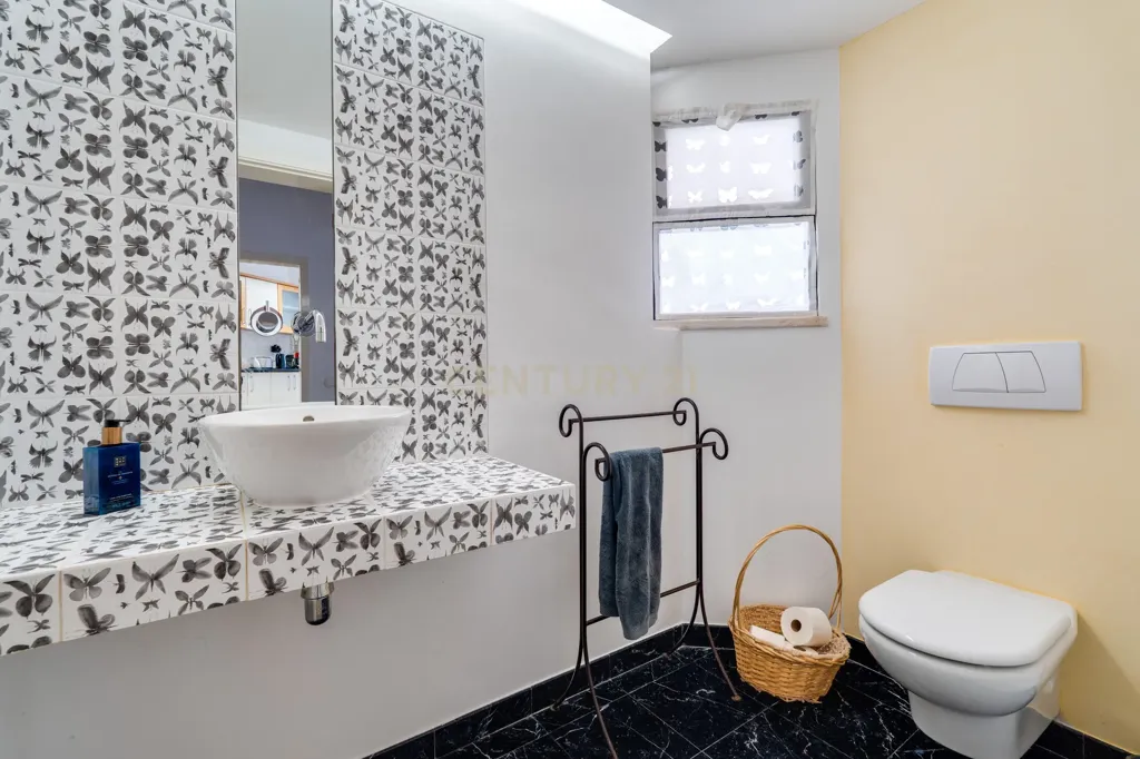 Bathrooms - Sea View Villa with Pool in Alvor