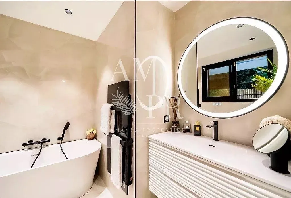 Bathrooms - Luxury Flat with Sea View in Le Cannet