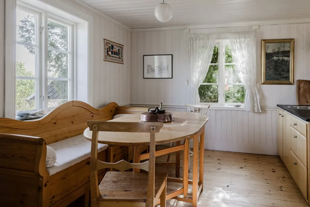Salle à manger - 1800s Farmhouse with Water View in Nora