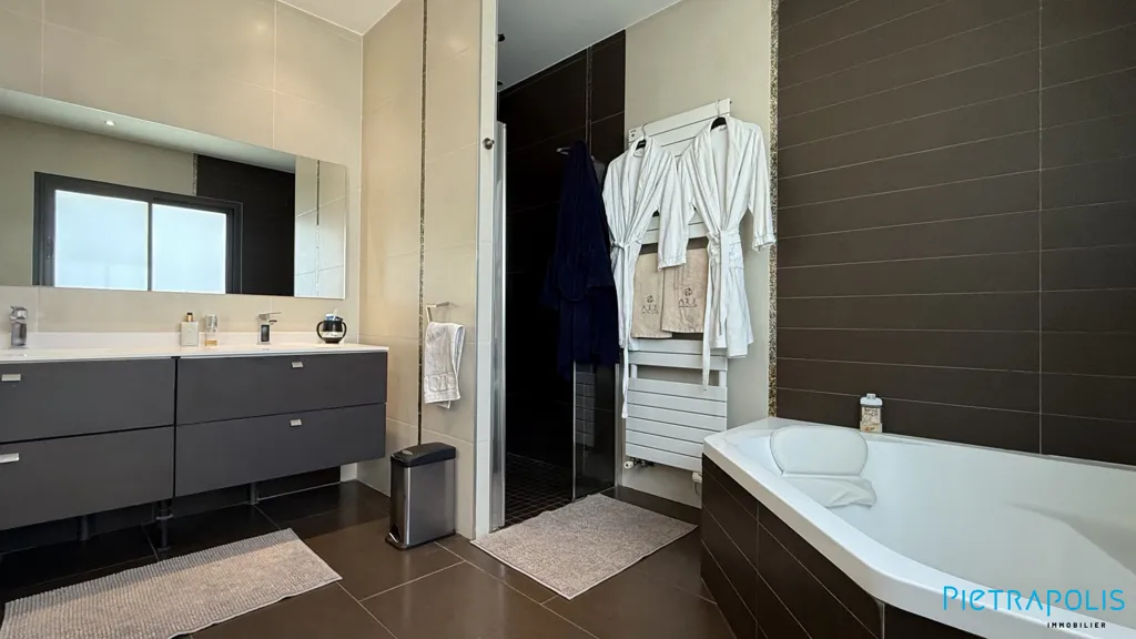 Salles de bain - Propriété Contemporaine avec Piscine à Écully