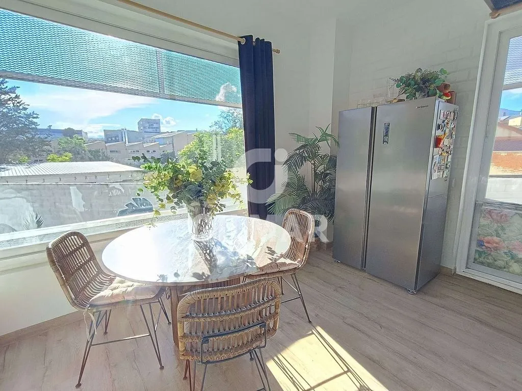 Salle à manger - Loft-Duplex with A/C in Industrial Zone