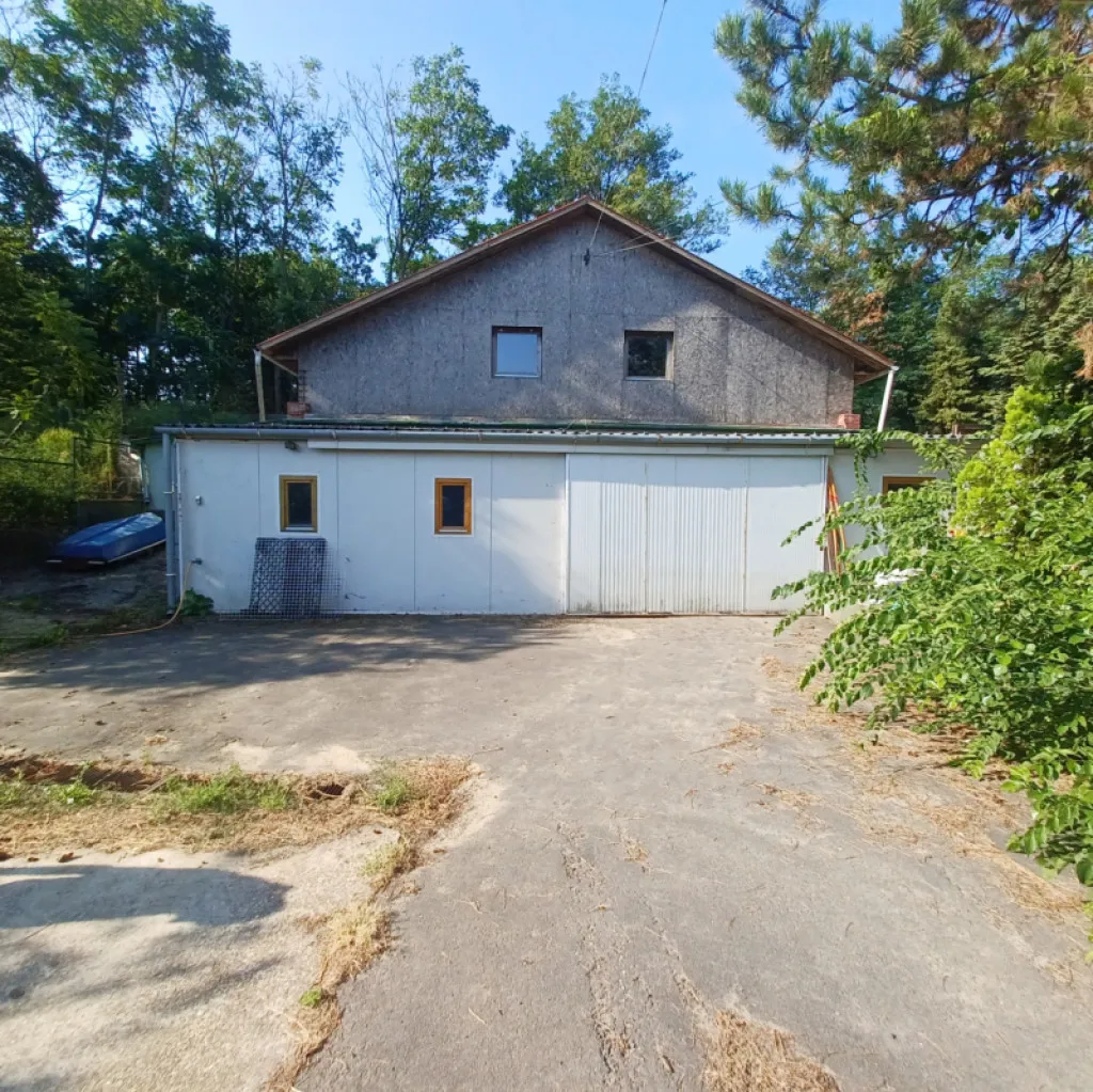 Extérieur - Commercial Space with Loading Bay in Hernád