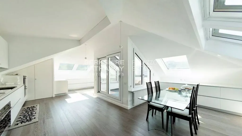 Pièces - Luxury Apartment with Lake View in Como