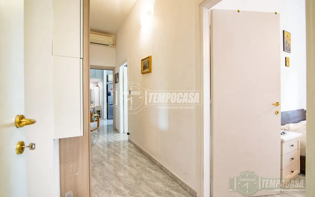 Entrée - Rustic-Style Flat with Central Heating in Sesto San Giovanni