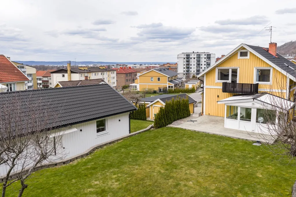 Aed - Two-Home Estate with Generous Outdoor Space in Jönköping