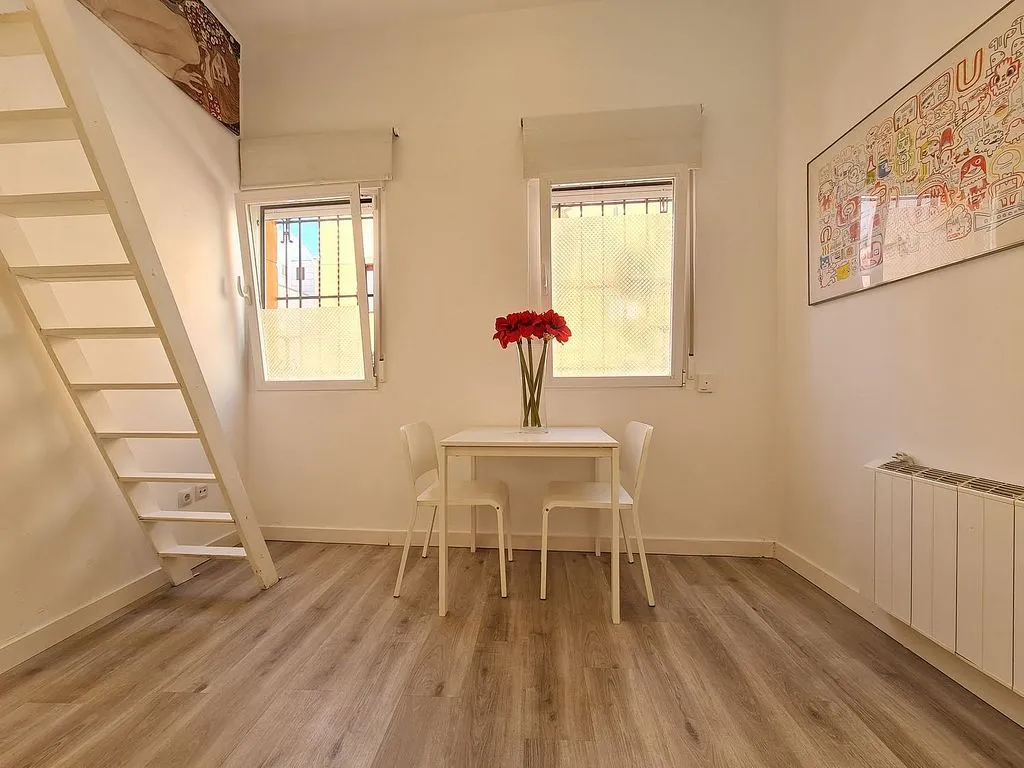 Salle à manger - Reformed Loft with Balcony in Ciudad Lineal