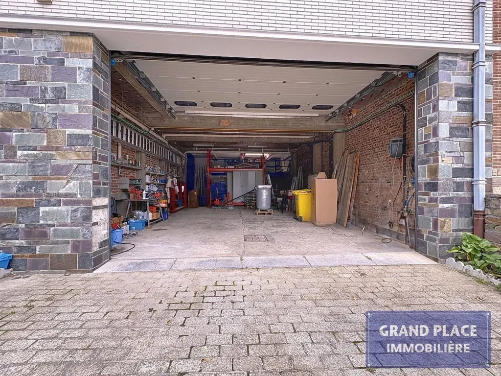 Garage - Immeuble avec Entrepôt et Appartements Rénovés près de Bruxelles