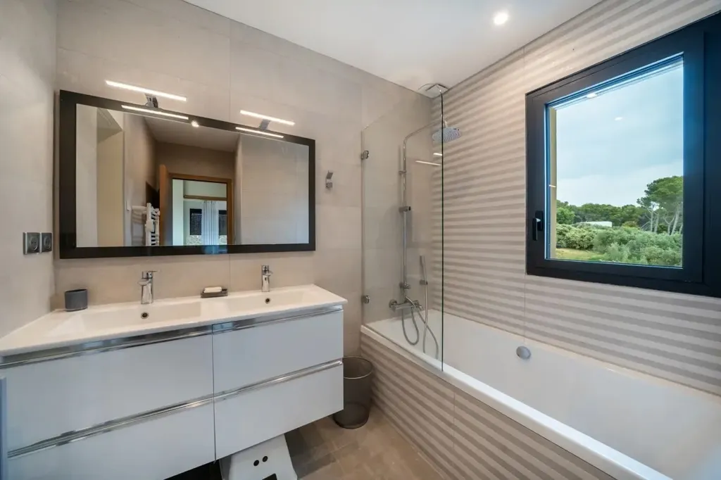 Bathrooms - Family Villa with Pool in Ventabren
