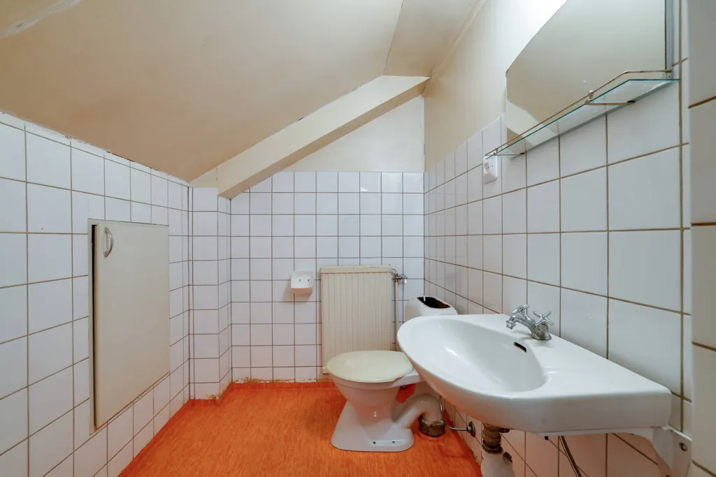Salles de bain - Charming Villa with Large Garden in Generous Location