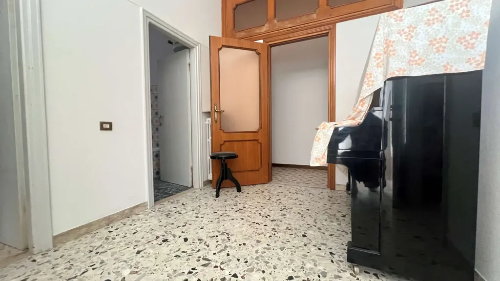 Esik - Mixed-Use Villa with Terraces in Spoleto