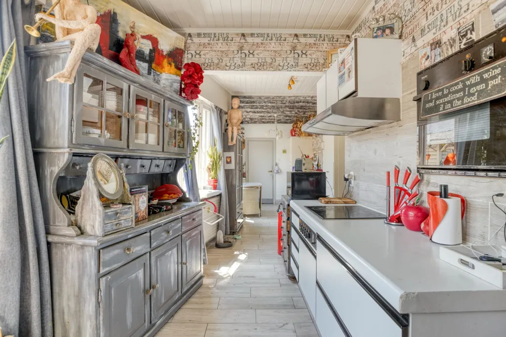Cuisine - Mixed-Use Property with Private Drive in Bruges