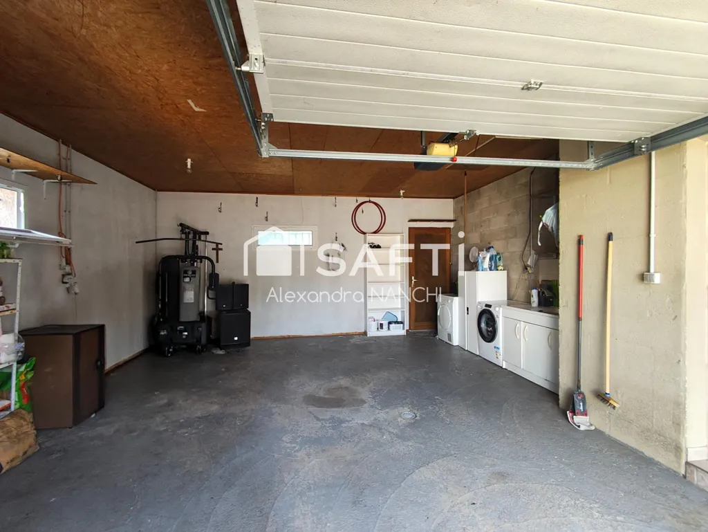 Garaaž - 5-Bedroom House with Pool in Saint-Vulbas