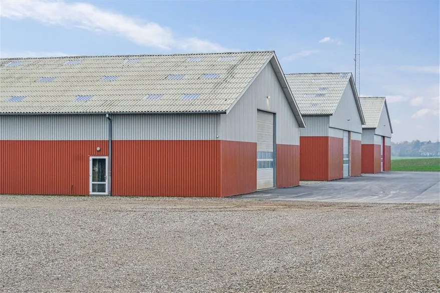 Esterno - Warehouse with Asfalt Floor near Motorway