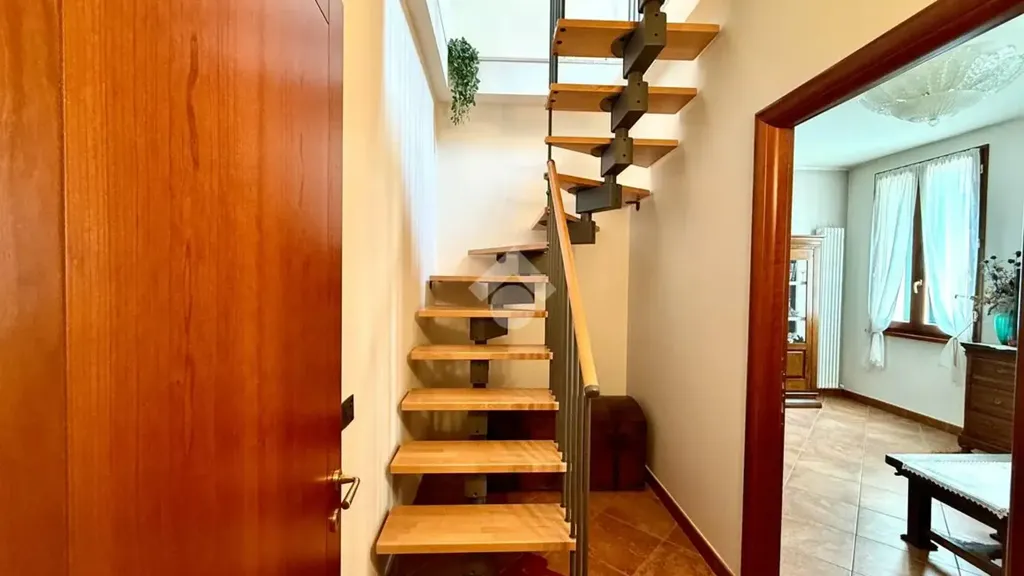 Toad - Two-Storey Apartment with Balcony in Guastalla