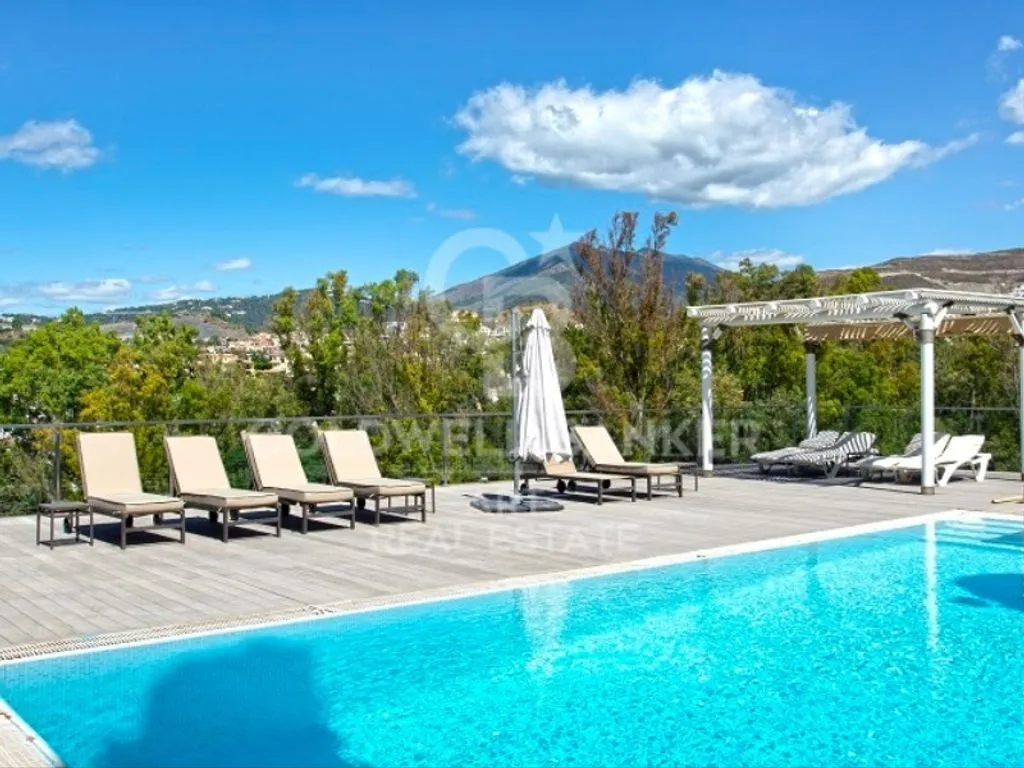 Piscine - Luxury Villa with Golf Course Views in Marbella