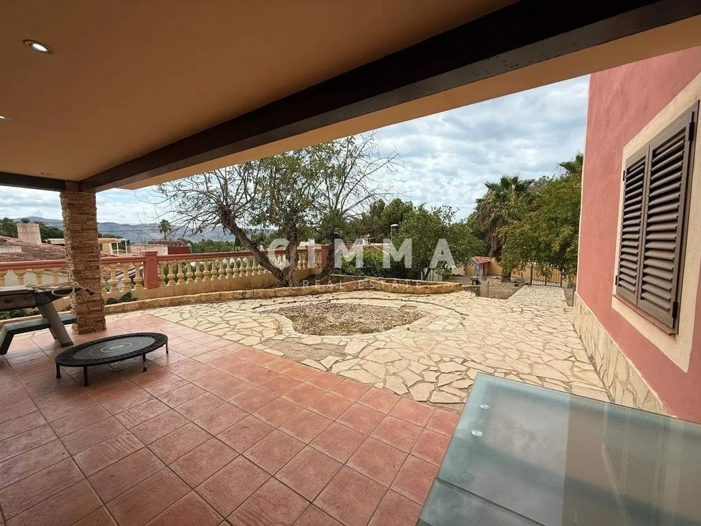 Terrass - Five-Bedroom Chalet with Large Plot in La Nucía
