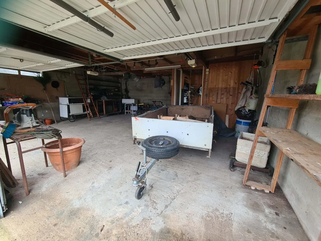Garage - Maison de Plain-Pied avec Garage Double près de Périgueux