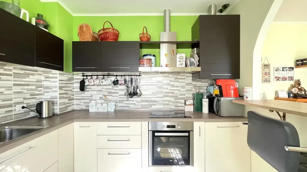 Cuisine - Renovated Apartment with Mountain View in Brescia
