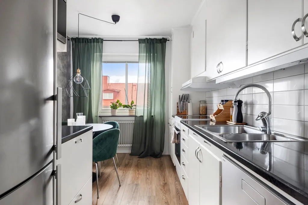 Cuisine - Two-Bedroom Apartment with South-Facing Balcony in Teg
