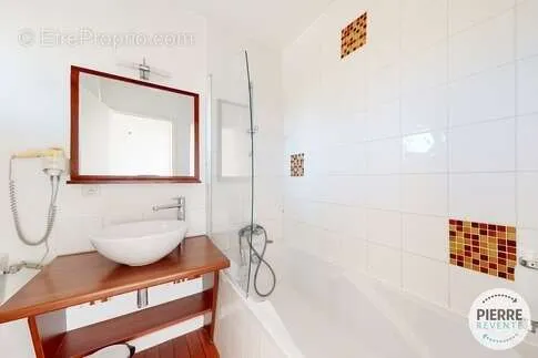 Salles de bain - Appartement Meublé avec Balcon à Lagord