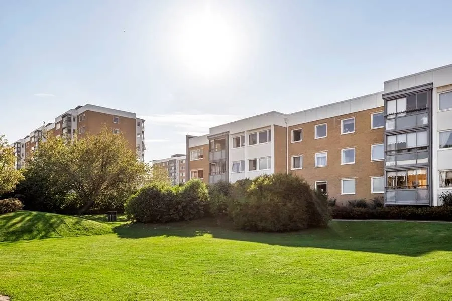 Aed - Two-Bedroom Apartment with Balcony in Södertorp