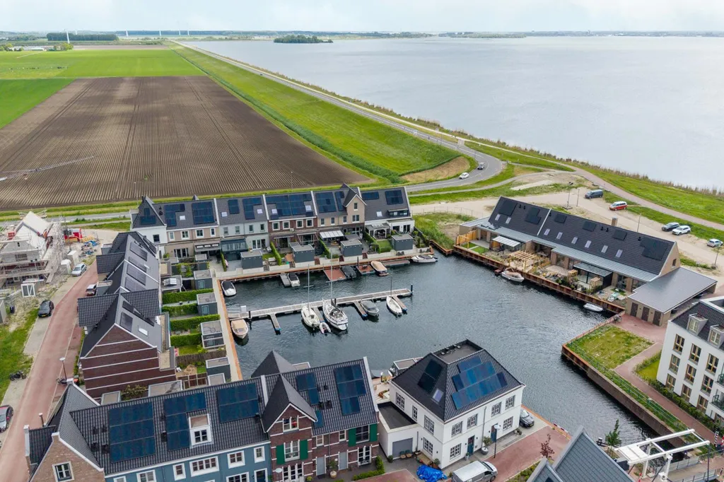 Õhuvaade - Modern Terraced House with Waterfront in Zeewolde