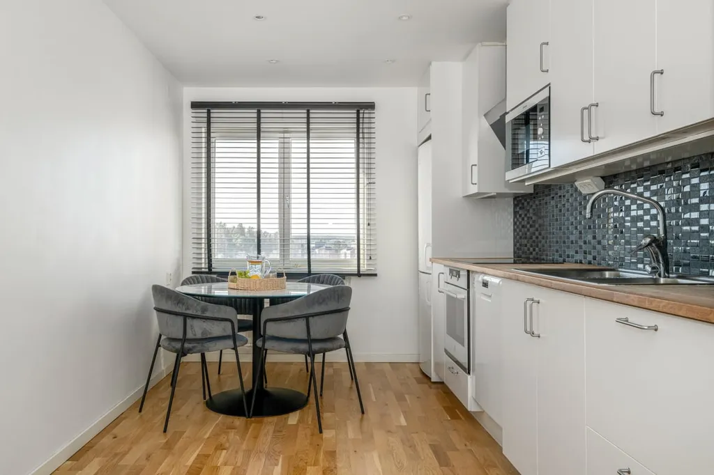 Cuisine - Renovated 2nd Floor Flat with South-Facing Balcony