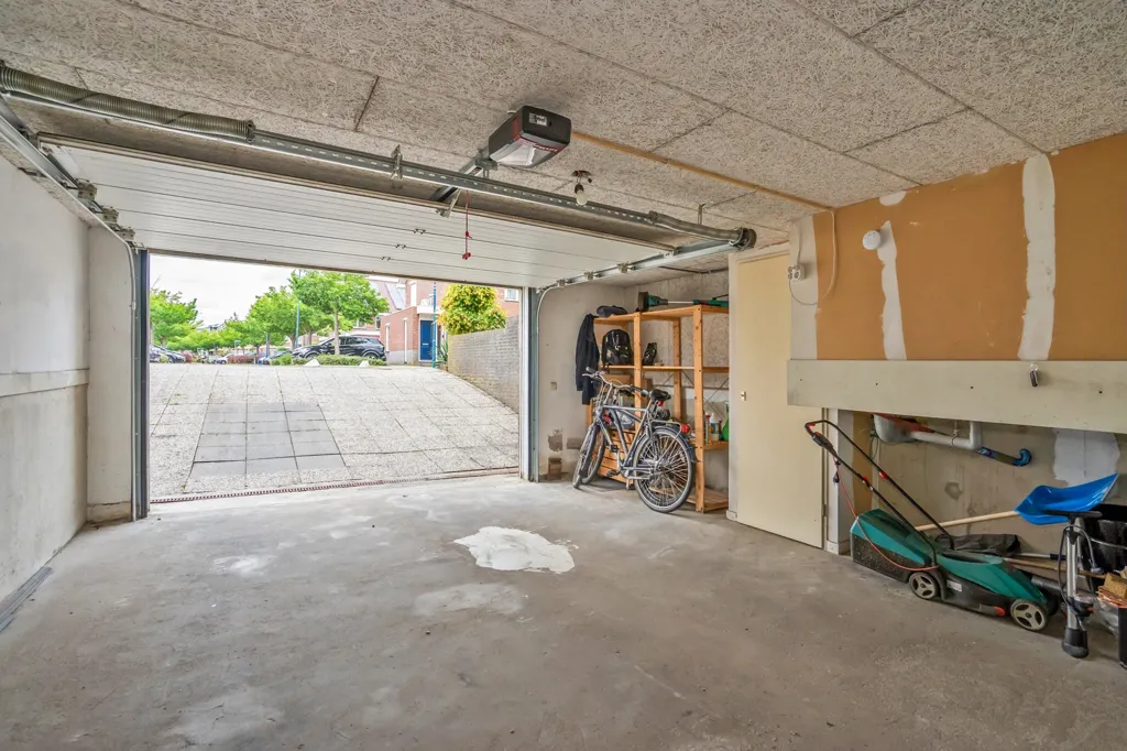 Garage - Waterfront 2-Under-1-Cap Villa in Rokkeveen Zuid