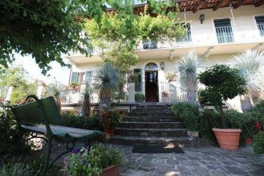 Aed - Historic Farmhouse with B&B in La Morra