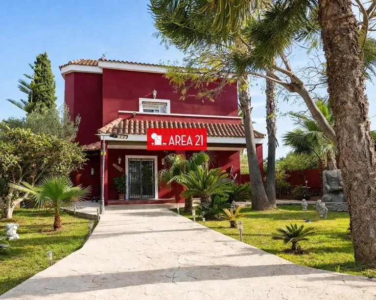 Chalet independiente con piscina y jardín