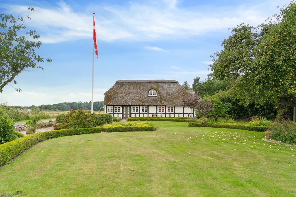 Välivaade - Historic Timber Frame House with Private Forest near Bogense