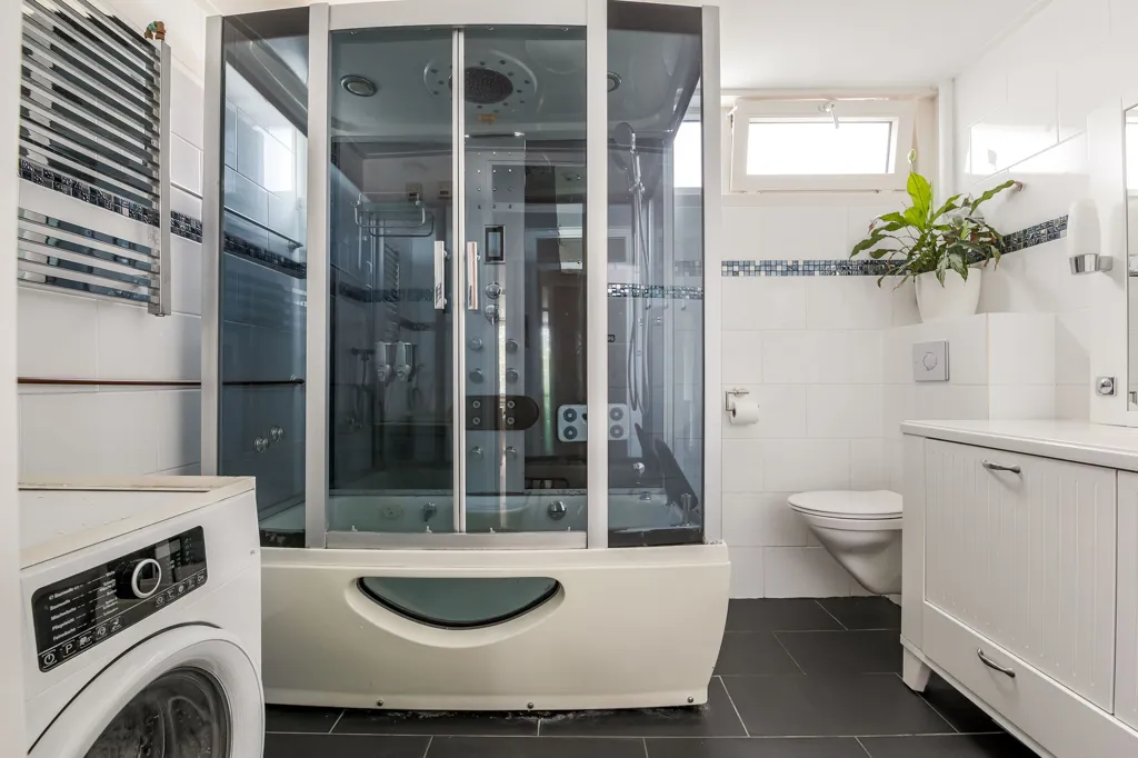 Salles de bain - Modern Corner House with Solar Panels in Atolwijk