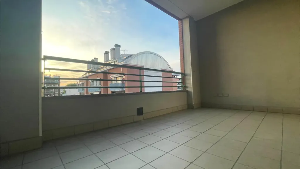 Balcon - Modern Apartment with Balcony in Milan