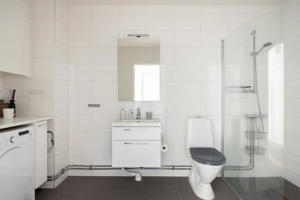 Salles de bain - 55+ Apartment with Two Balconies in Nockeby Backe