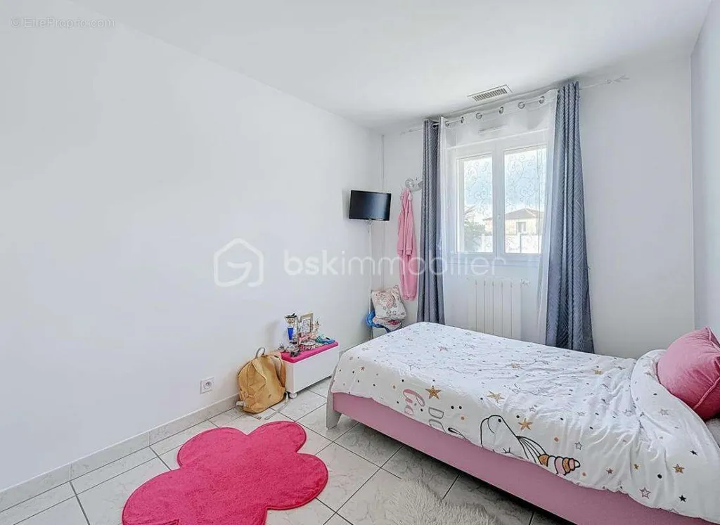 Bedrooms - Villa with Pool and Garage in Cournonsec