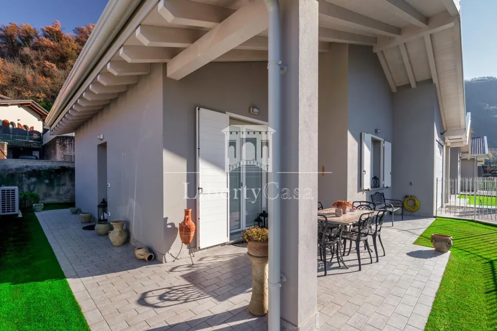 Terrasse - Contemporary Villa with Solar Panels in Vobarno
