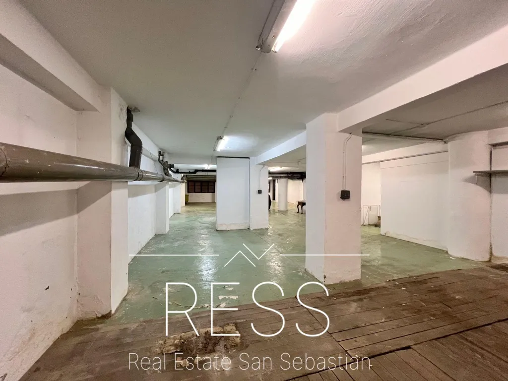 Garage - Spacious Garage Premises in Amara, Donostia