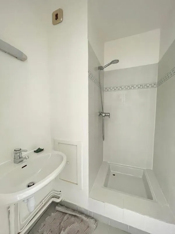 Vannitoad - Spacious 5-Bedroom Flat with Balcony in Fauriel