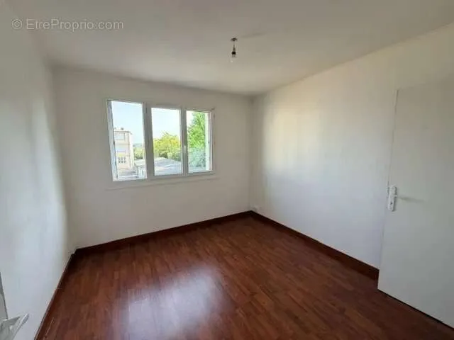 Toad - Apartment with Garage and Large Cellar in Gravigny