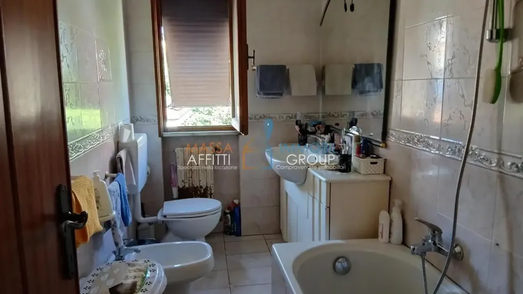 Salles de bain - 5-Room Apartment with Terraces in Massa