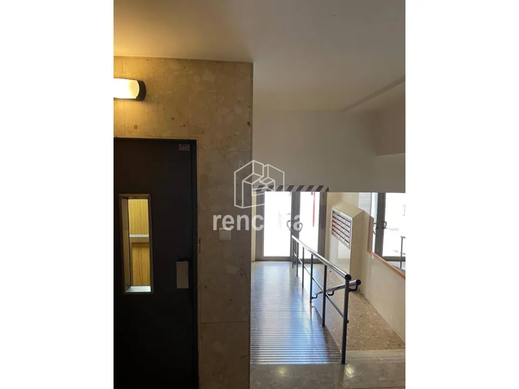 Esik - Spacious Flat with Balcony in Instituts