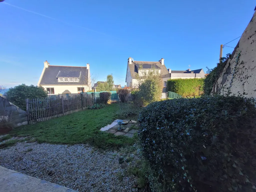 Aed - House with Sea View in Quiet District
