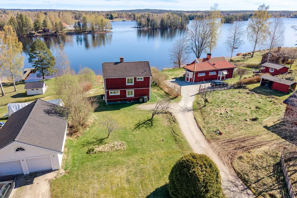 Õhuvaade - Villa with Lakefront in Söderbärke