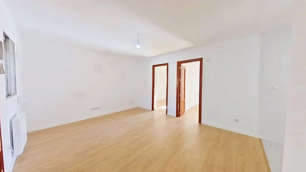 Toad - Three-Bedroom Flat with Ascensor in Puente de Vallecas