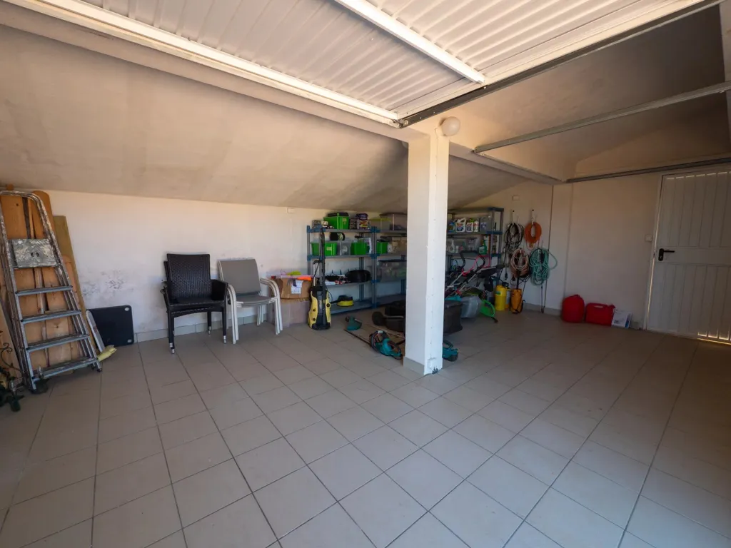 Garage - Maison avec Vue Montagnes et Piscine à Bédarieux