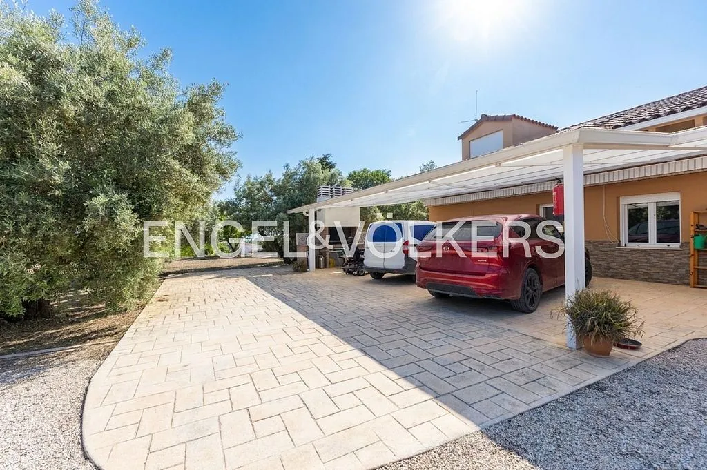Välivaade - Equestrian Estate with Pool in Enguera