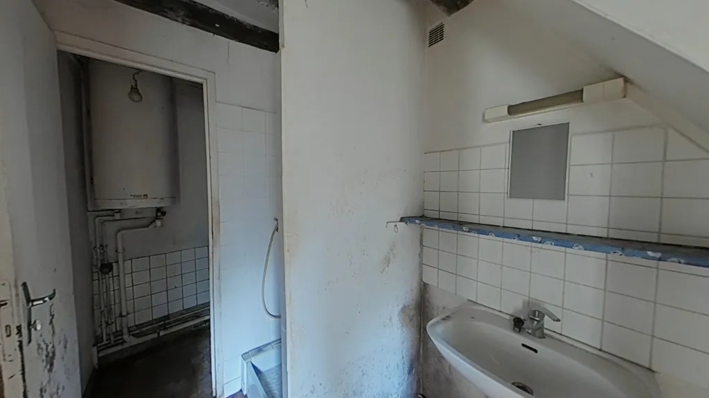 Salles de bain - Deux Logements à Réhabiliter dans le Centre de Chinon