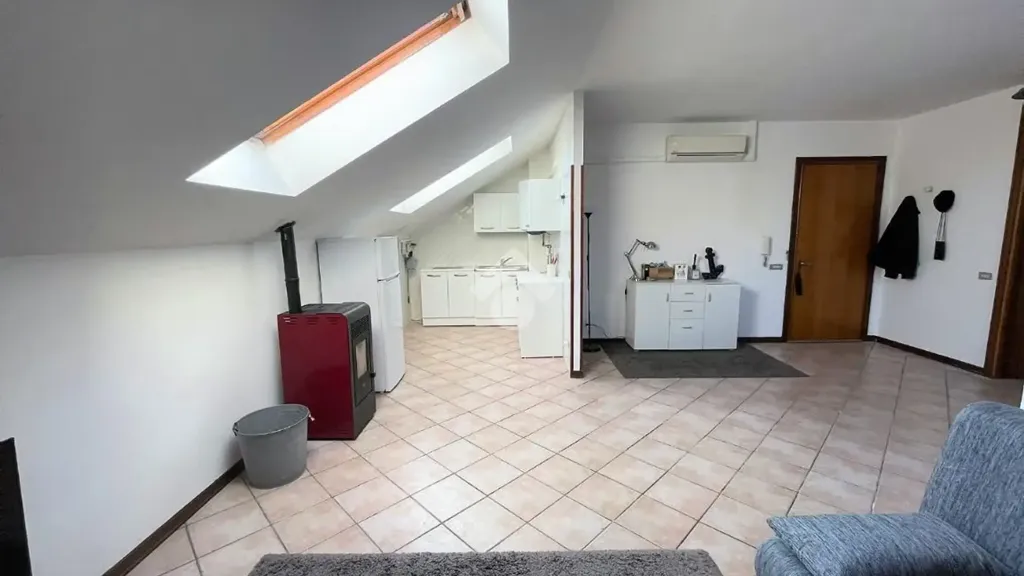 Rooms - Mansarded Apartment with Lake View in Mantova