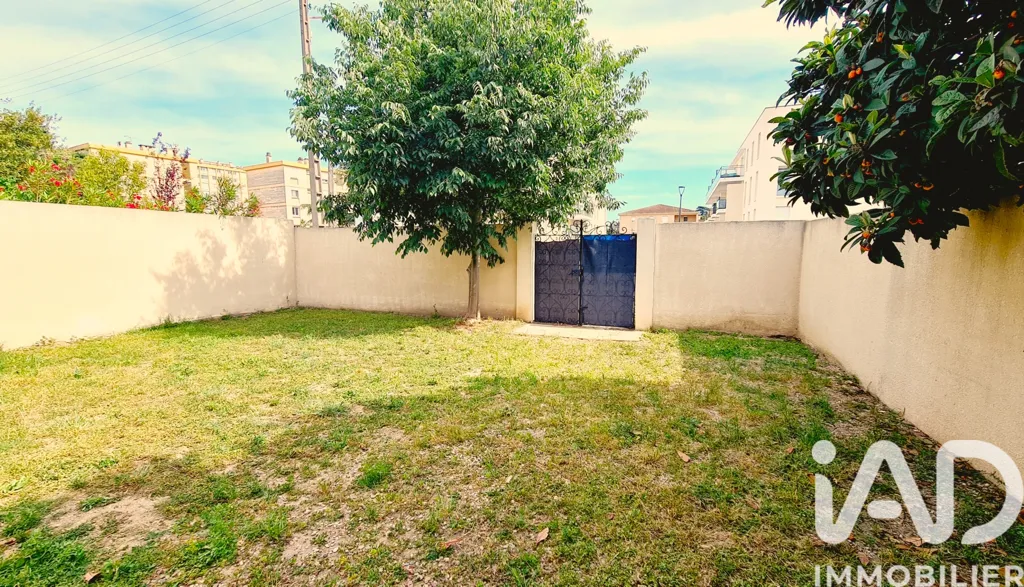 Garden - Traditional House with Balcony in Le Pontet